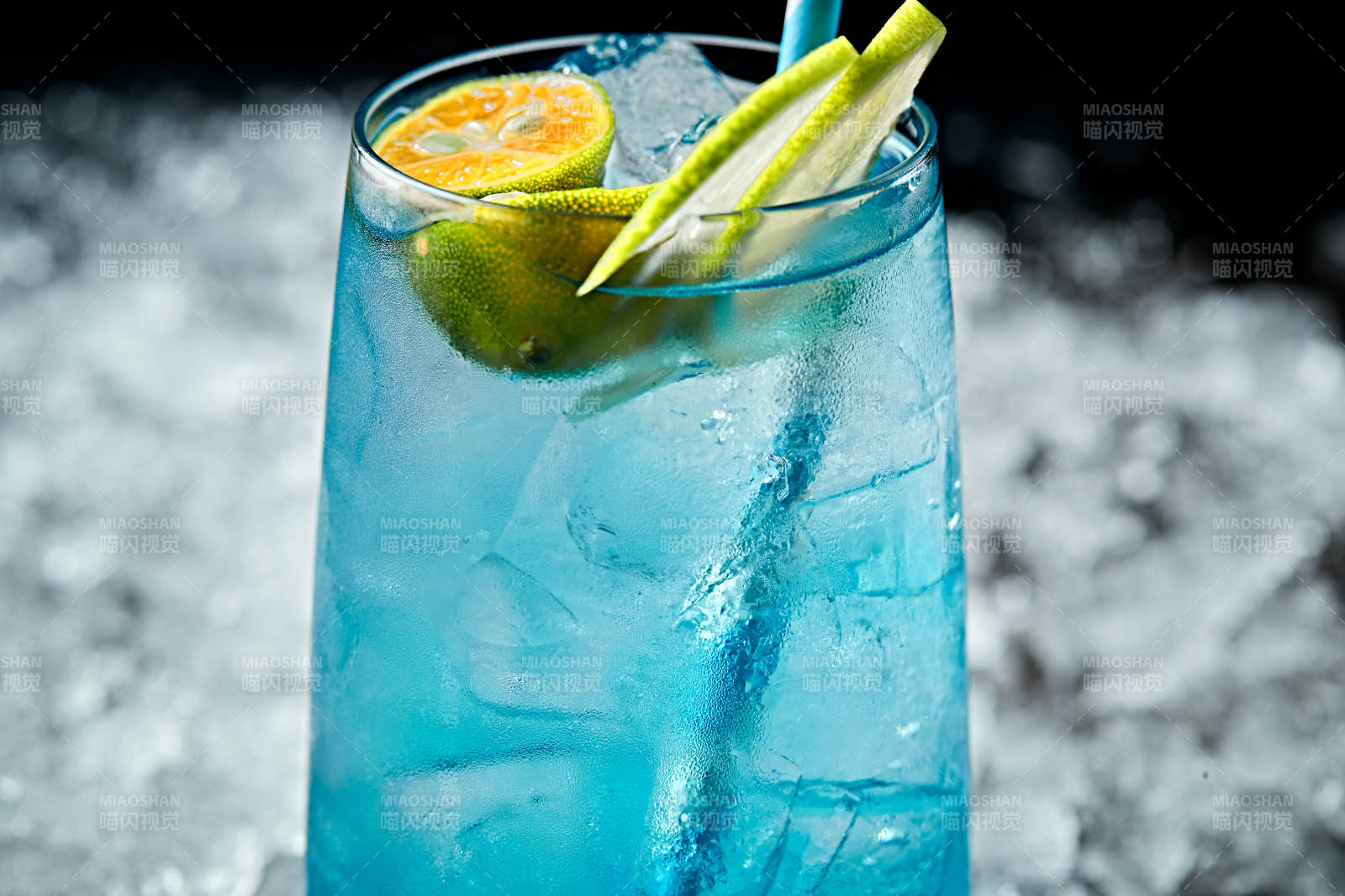 调制含酒精类饮品冰爽苏打蓝橙薄荷图片