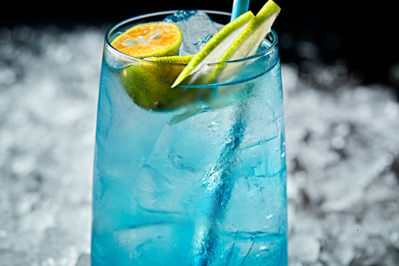 调制含酒精类饮品冰爽苏打蓝橙薄荷图片