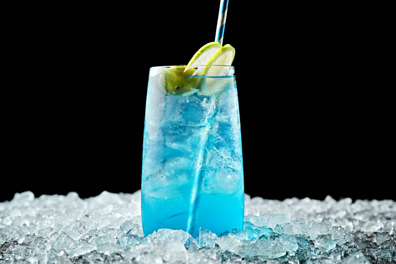 调制含酒精类饮品冰爽苏打蓝橙薄荷图片