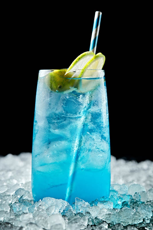 调制含酒精类饮品冰爽苏打蓝橙薄荷图片