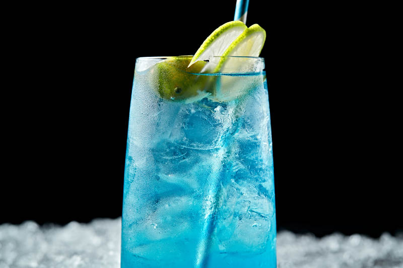 调制含酒精类饮品冰爽苏打蓝橙薄荷图片