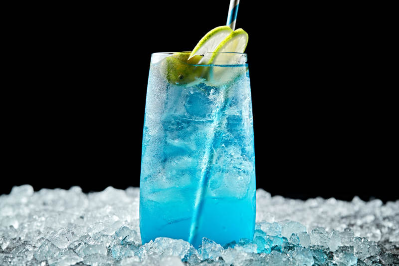 调制含酒精类饮品冰爽苏打蓝橙薄荷图片
