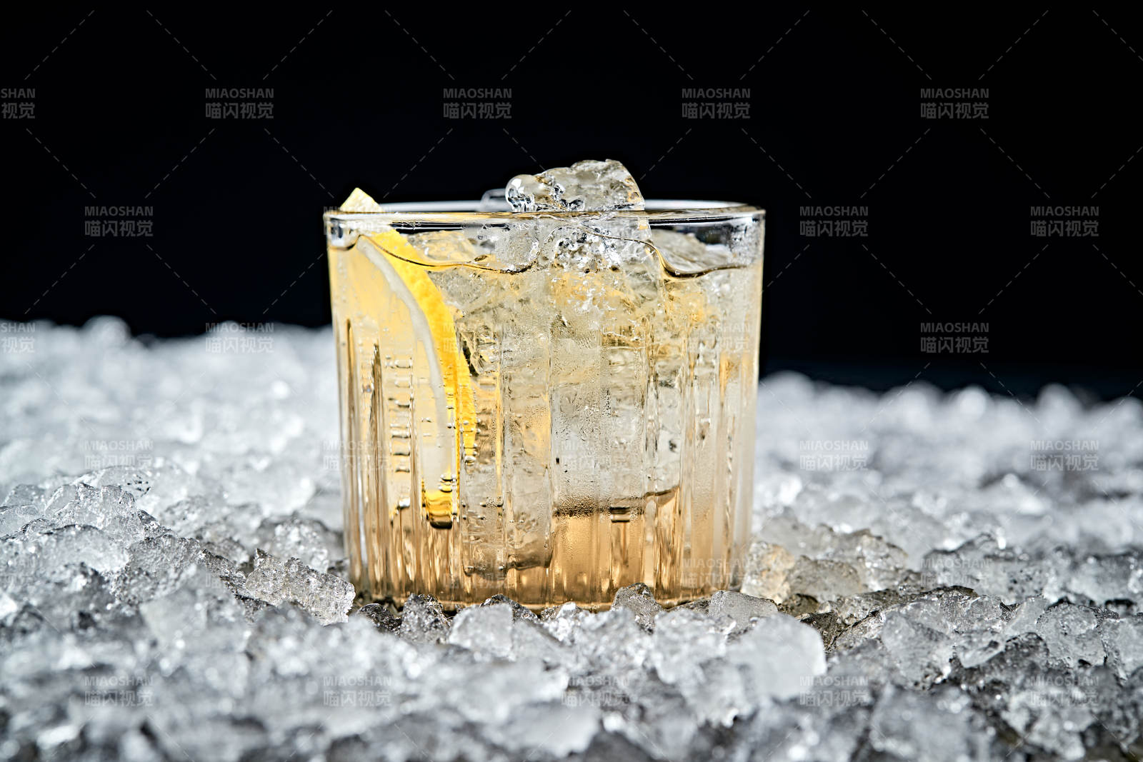 调制含酒精类饮品柠檬冰爽龙舌兰酒图片