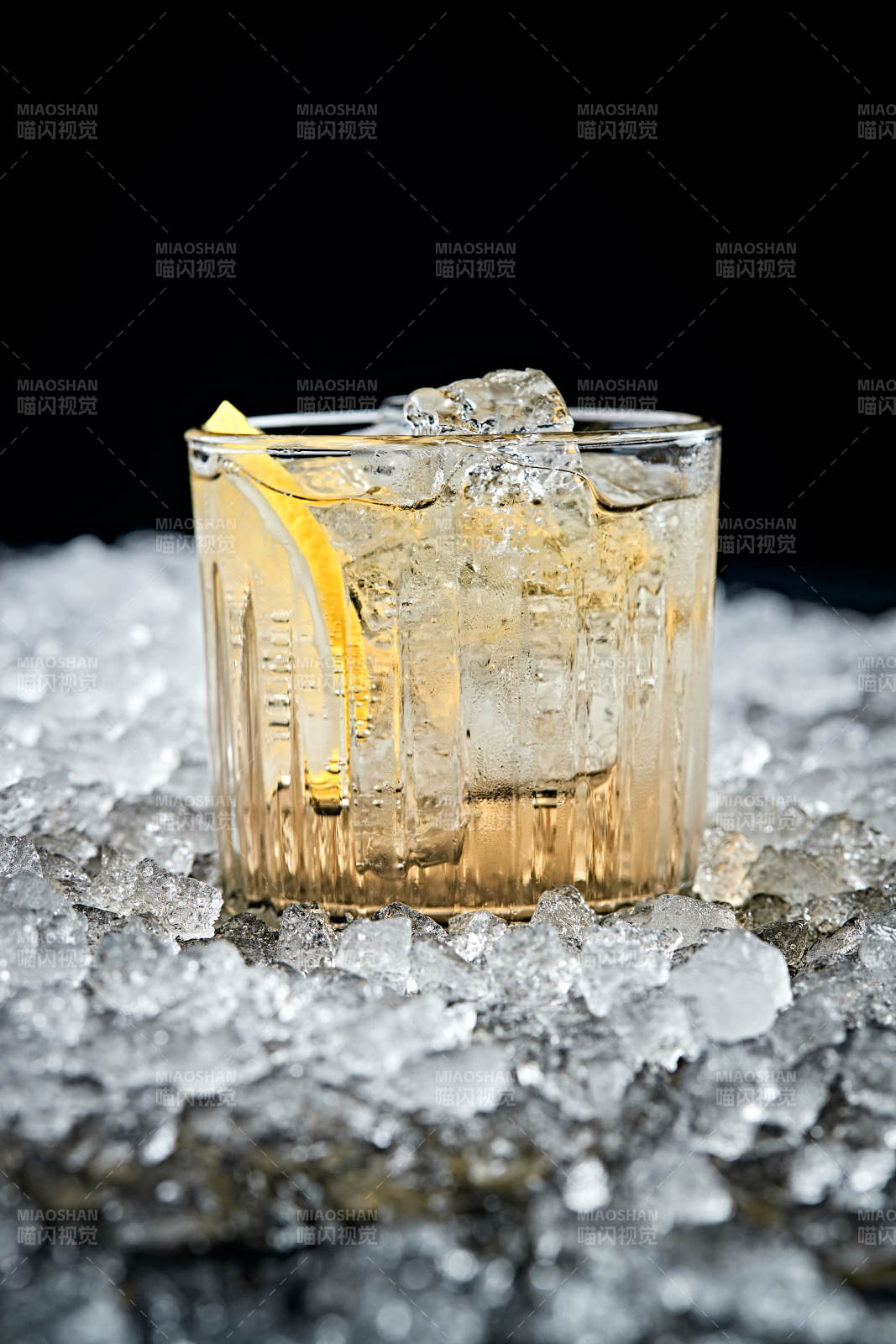 调制含酒精类饮品柠檬冰爽龙舌兰酒图片