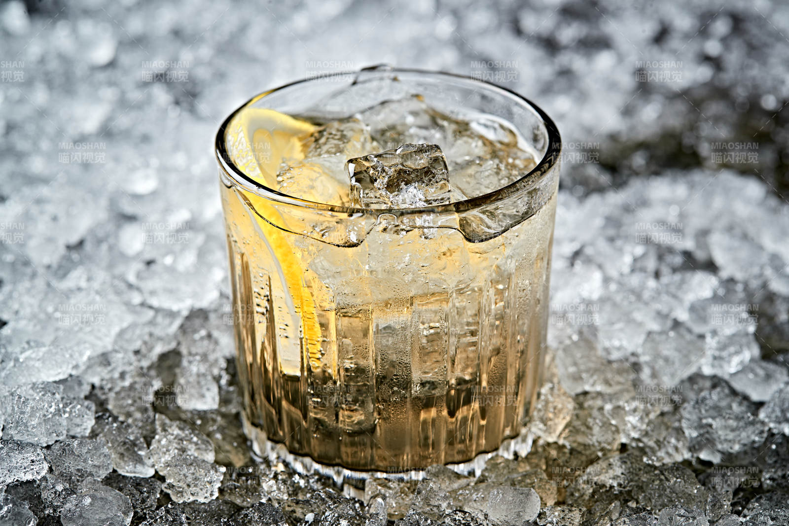 调制含酒精类饮品柠檬冰爽龙舌兰酒图片