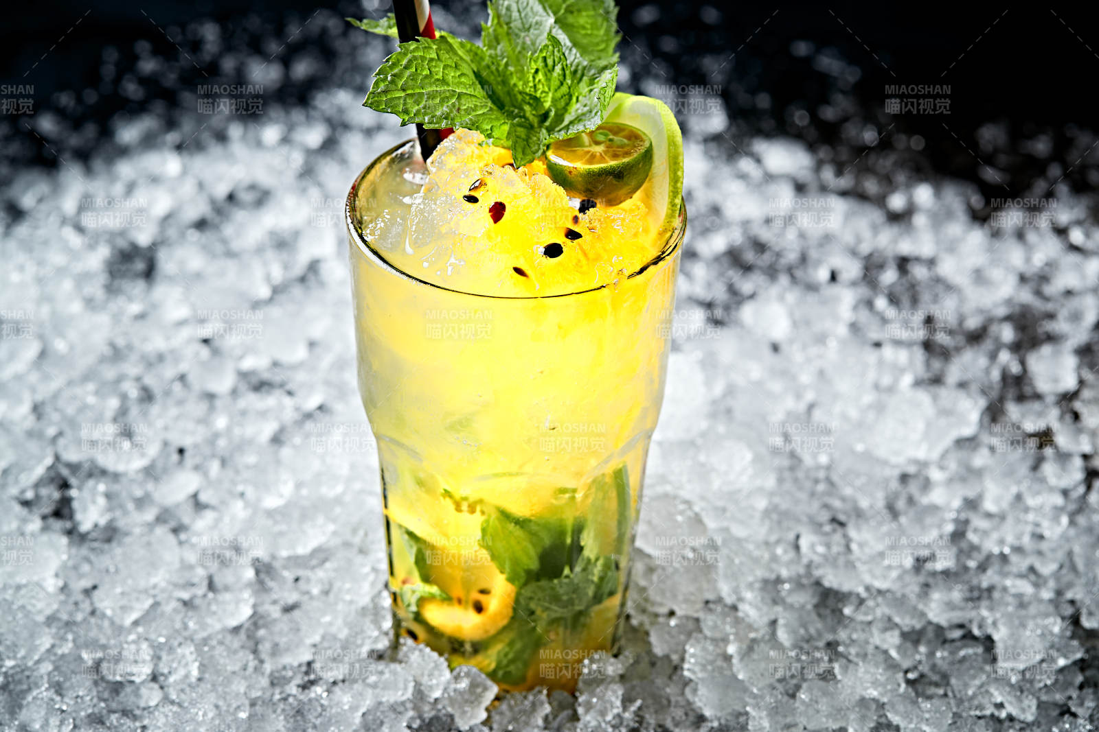 调制含酒精类饮品冰爽薄荷百香果伏特加图片