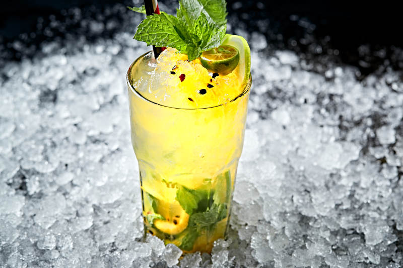 调制含酒精类饮品冰爽薄荷百香果伏特加图片