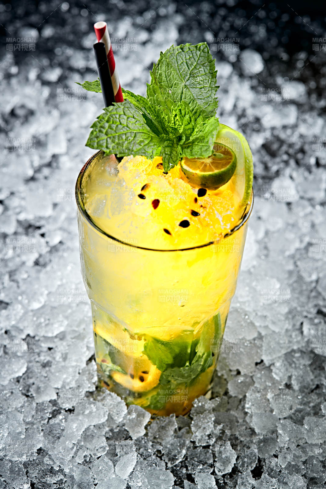 调制含酒精类饮品冰爽薄荷百香果伏特加图片