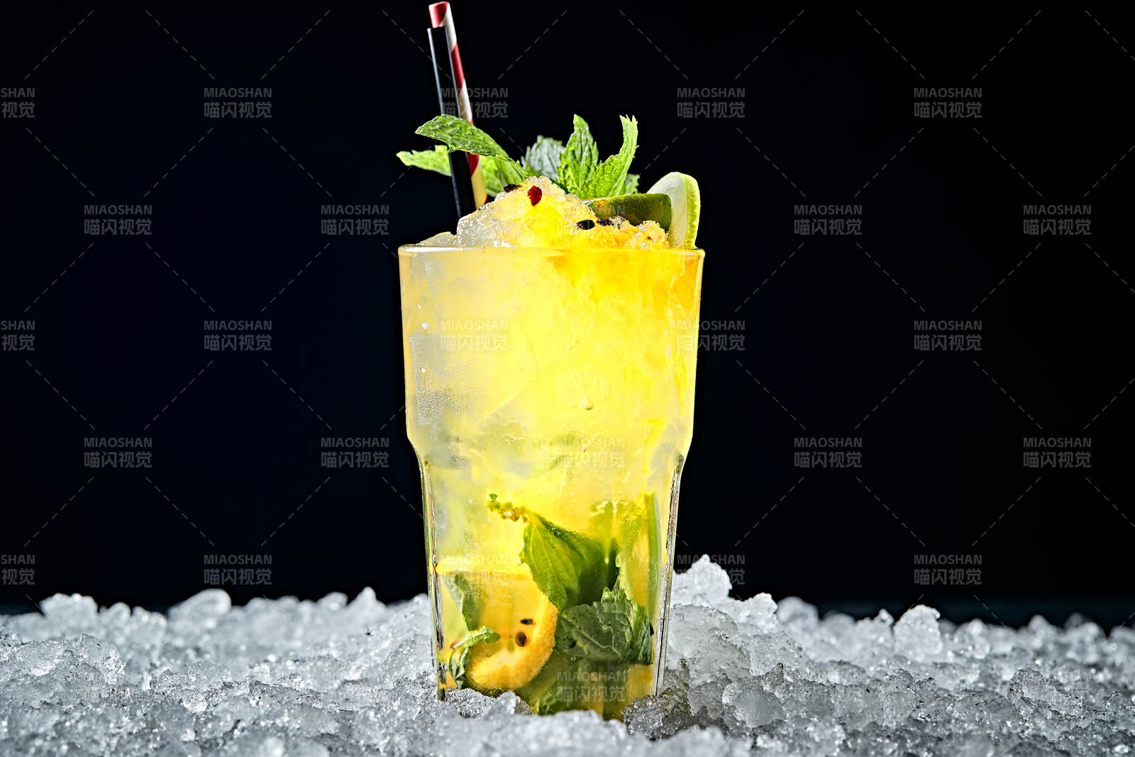 调制含酒精类饮品冰爽薄荷百香果伏特加图片