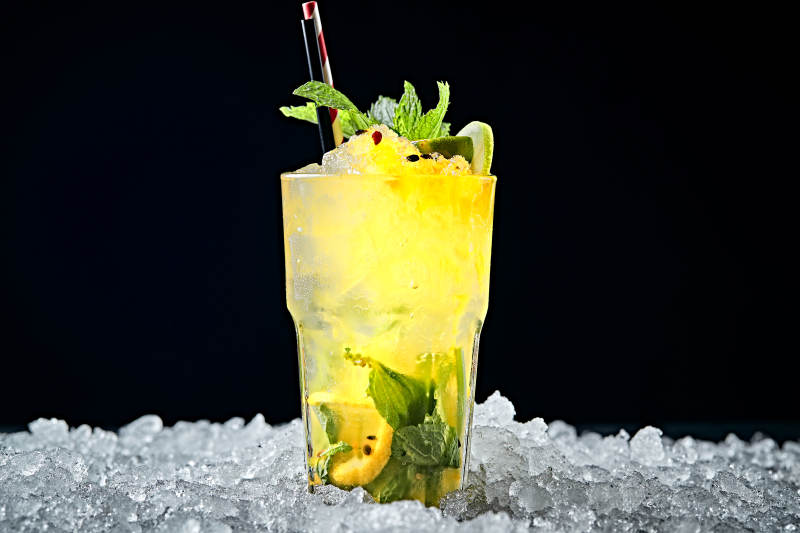 调制含酒精类饮品冰爽薄荷百香果伏特加图片