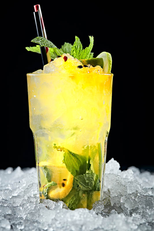 调制含酒精类饮品冰爽薄荷百香果伏特加图片