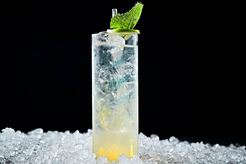 调制含酒精类饮品薄荷青柠冰雪碧柳橙汁伏特加图片