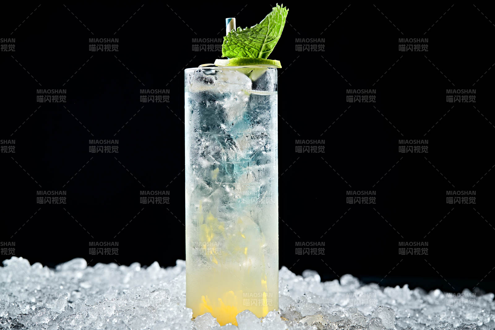 调制含酒精类饮品薄荷青柠冰雪碧柳橙汁伏特加图片