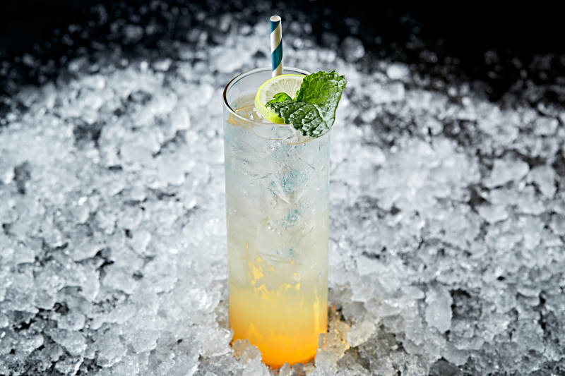 调制含酒精类饮品薄荷青柠冰雪碧柳橙汁伏特加图片
