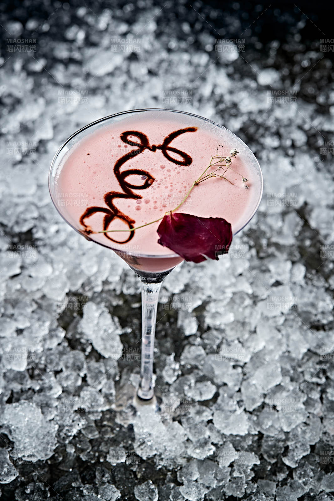 调制含酒精类饮品玫瑰草莓奶昔马天尼图片