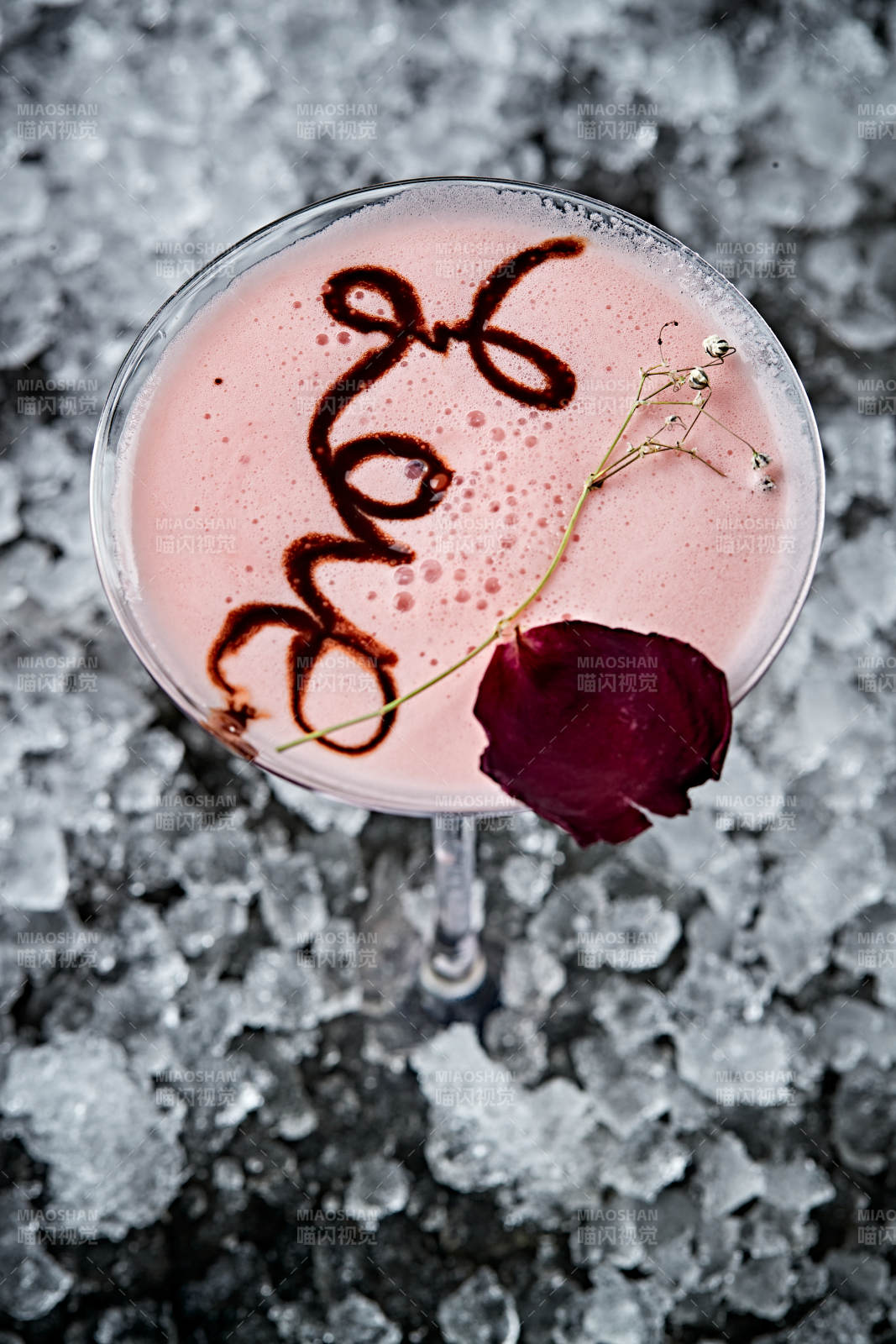 调制含酒精类饮品玫瑰草莓奶昔马天尼图片