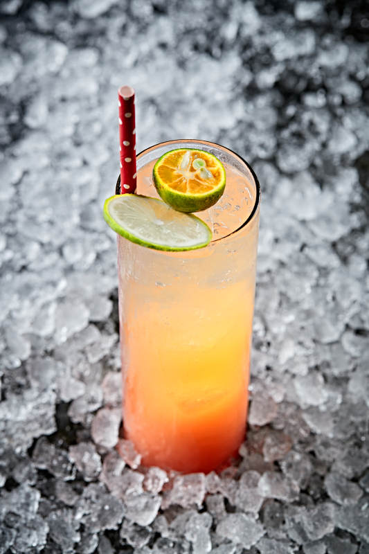 调制含酒精类饮品柳橙汁日式清酒图片