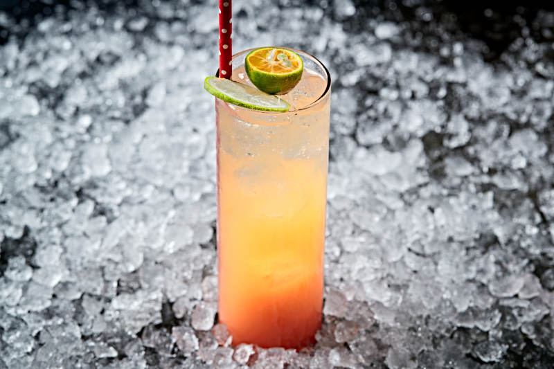 调制含酒精类饮品柳橙汁日式清酒图片