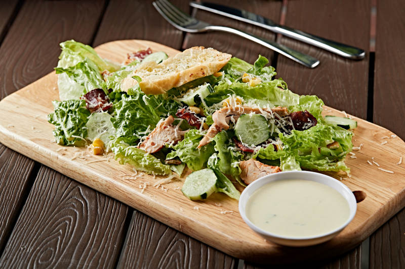 凯撒酱配生鲜蔬菜烤鸡肉沙拉图片