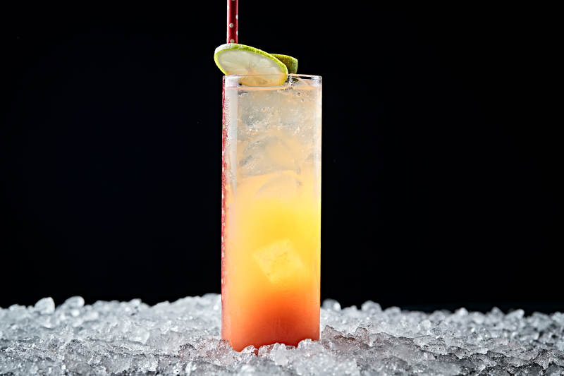 调制含酒精类饮品柳橙汁日式清酒图片