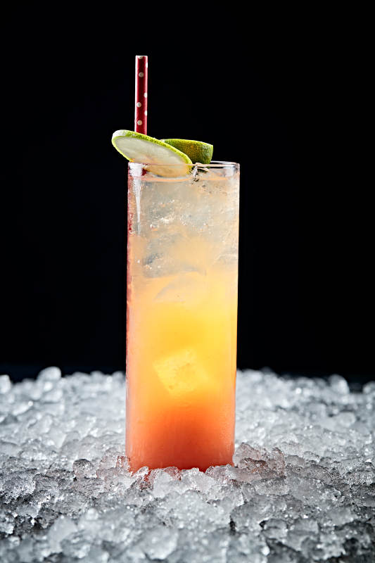 调制含酒精类饮品柳橙汁日式清酒图片