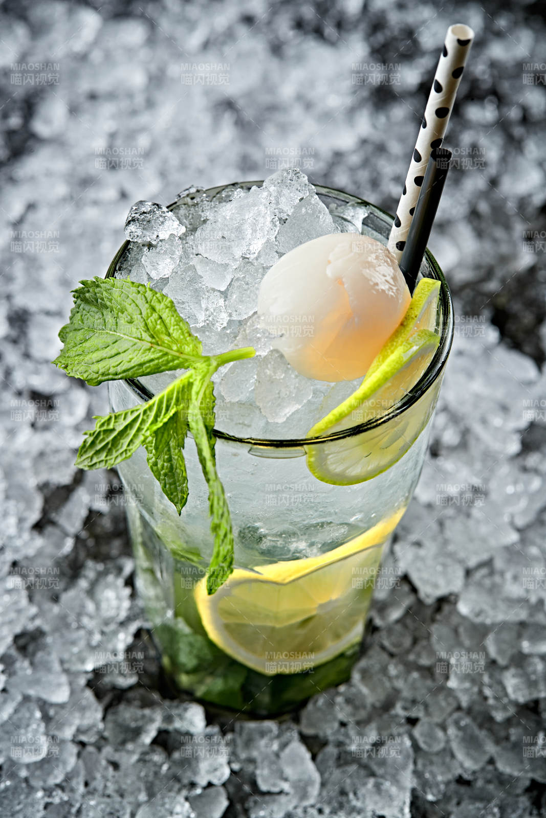调制含酒精类饮品青柠苏打薄荷荔枝马天尼酒图片