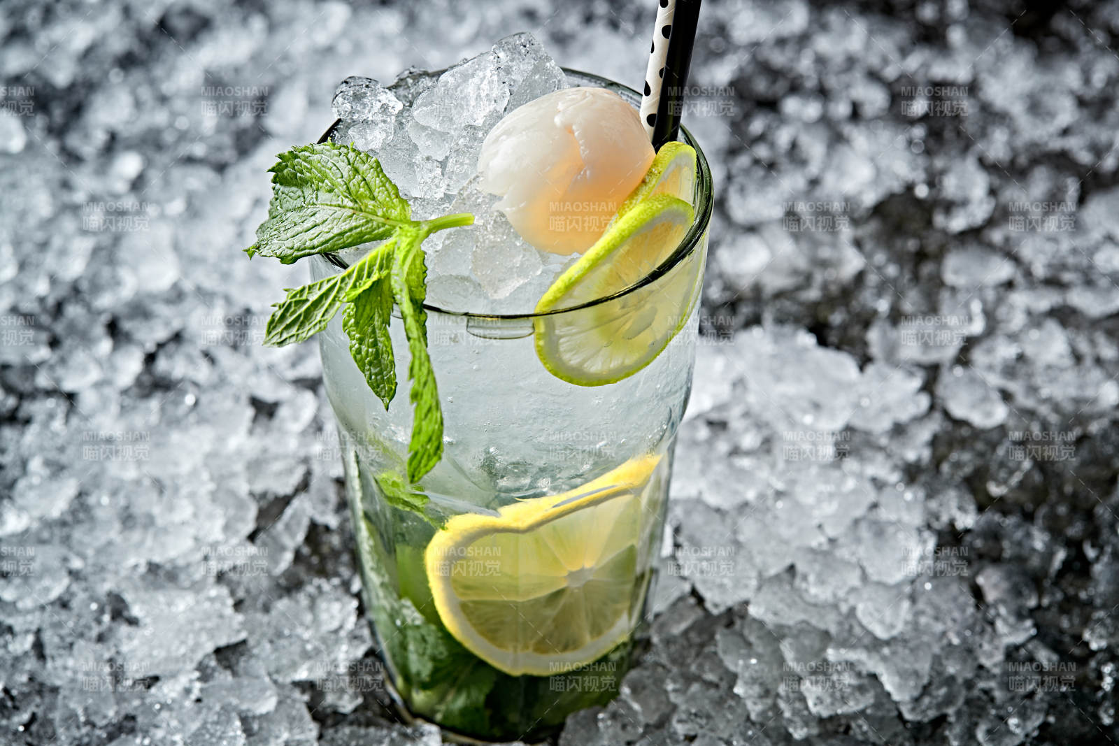 调制含酒精类饮品青柠苏打薄荷荔枝马天尼酒图片