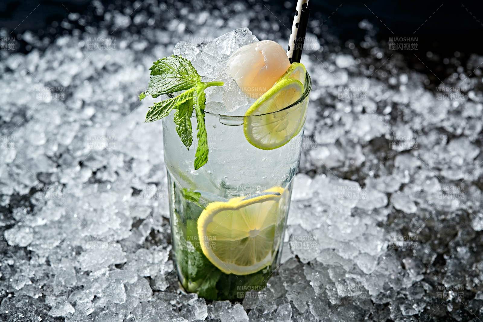 调制含酒精类饮品青柠苏打薄荷荔枝马天尼酒图片