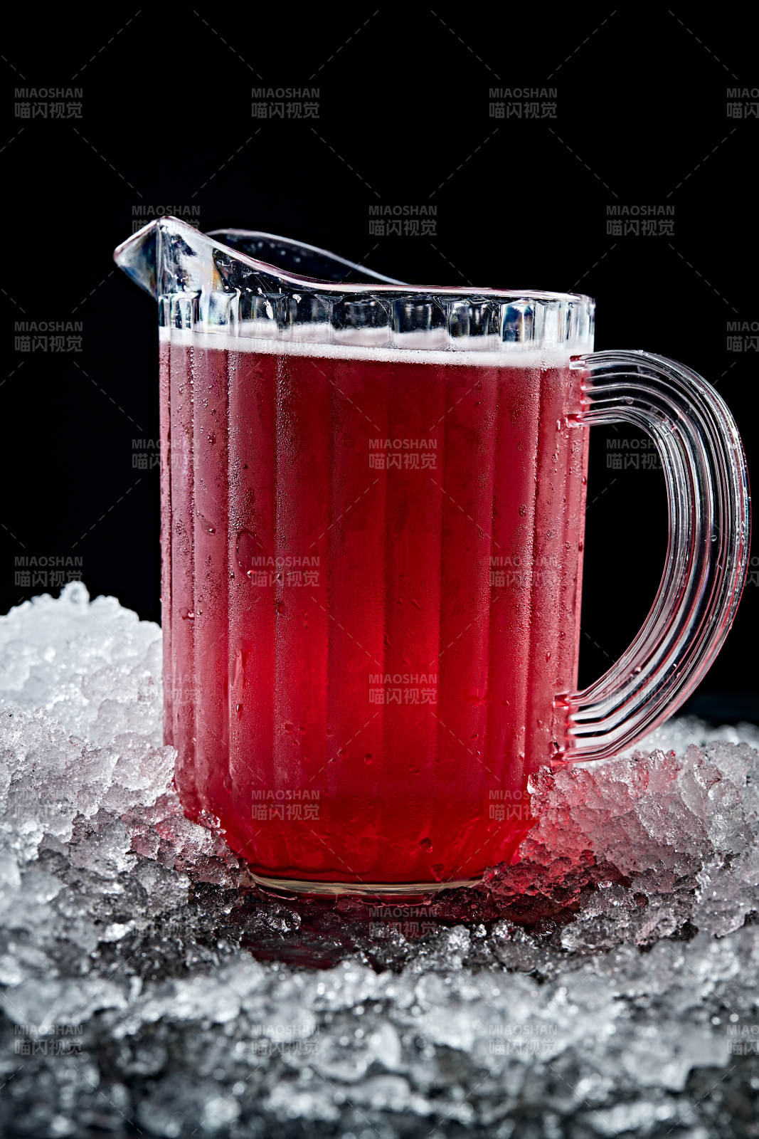 夏日里的冰镇精酿啤酒图片