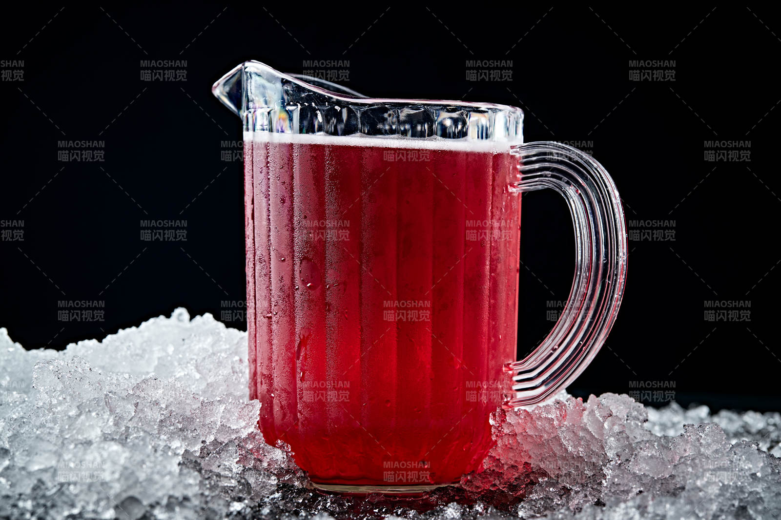 夏日里的冰镇精酿啤酒图片