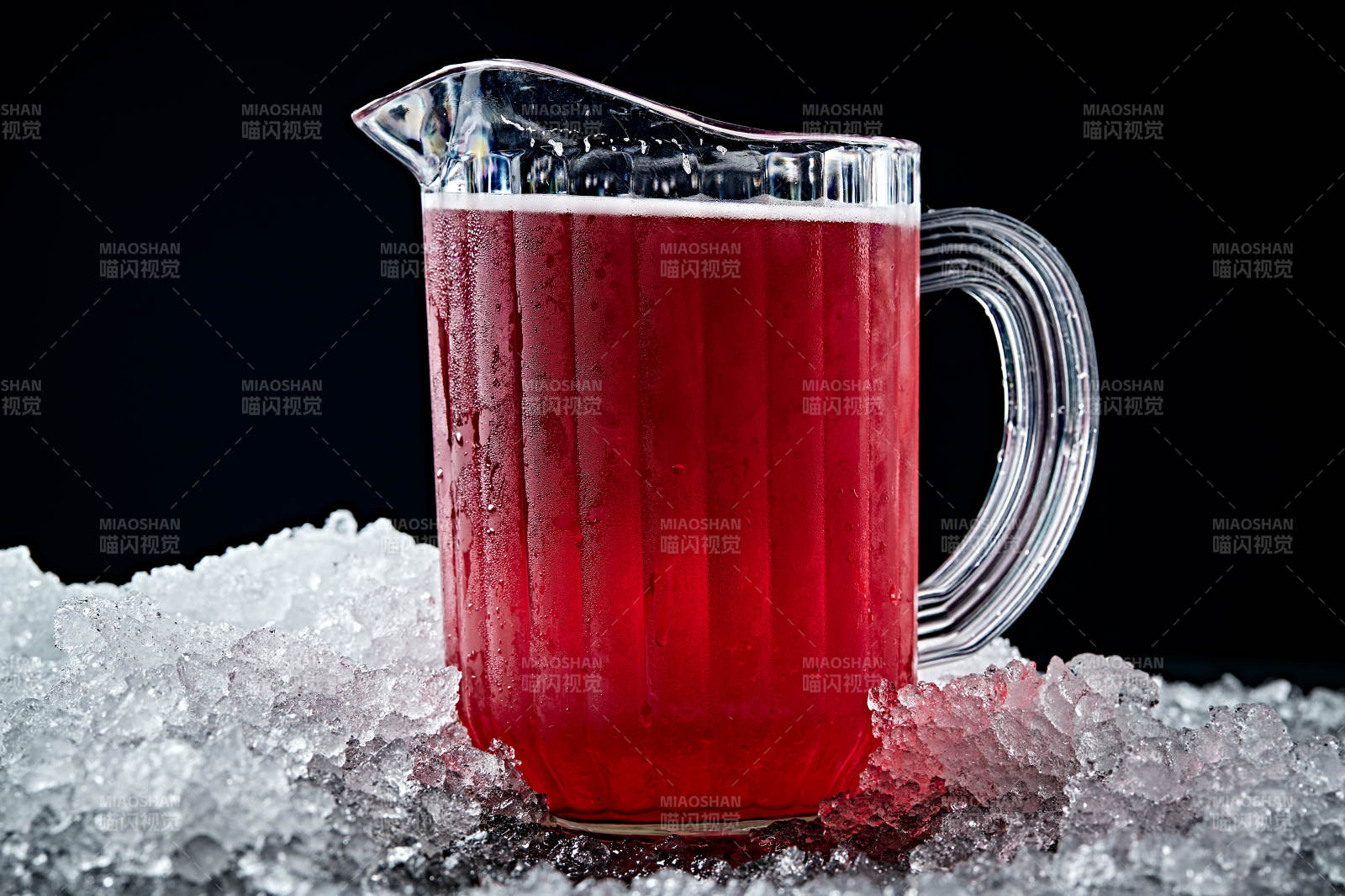 夏日里的冰镇精酿啤酒图片