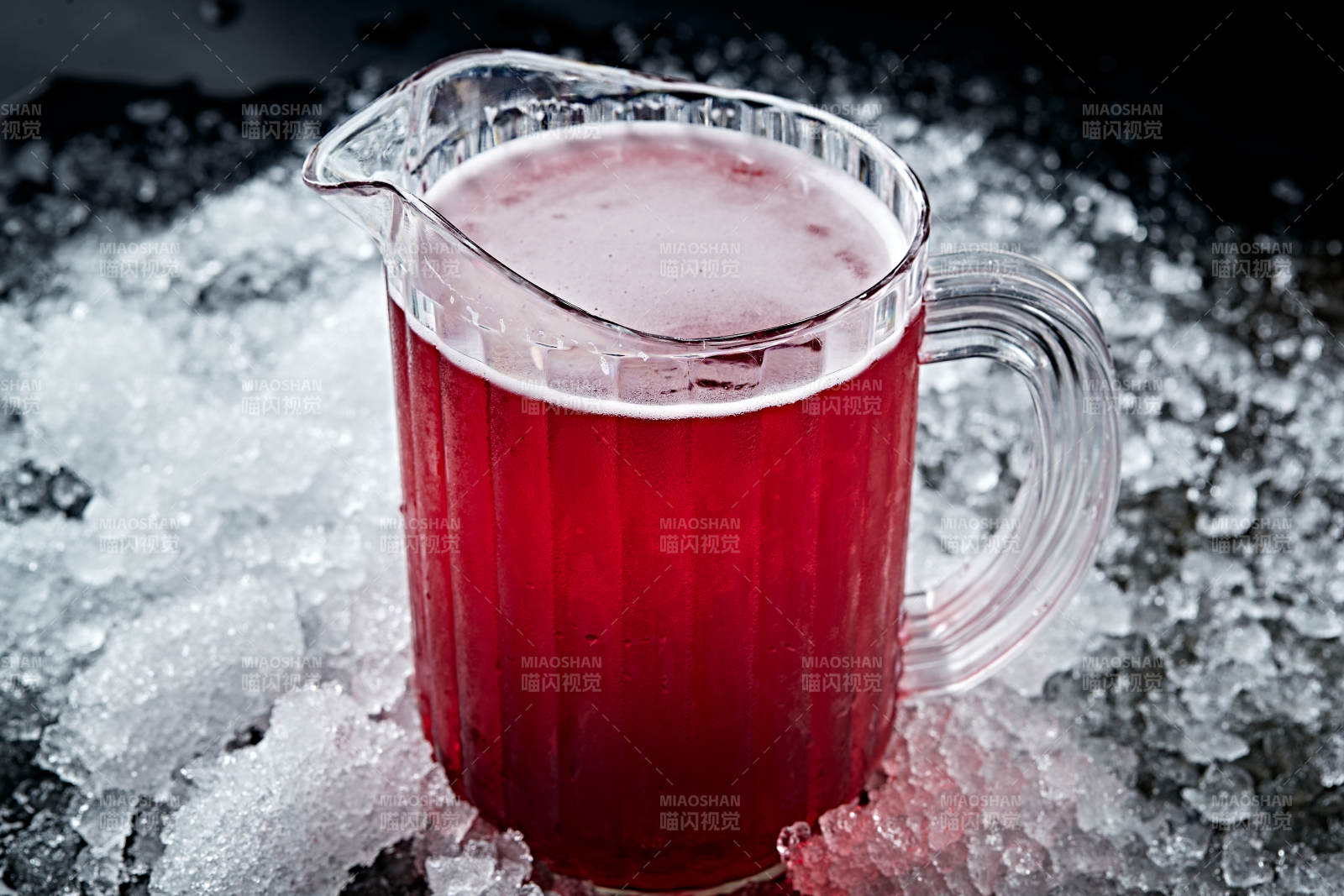 夏日里的冰镇精酿啤酒图片