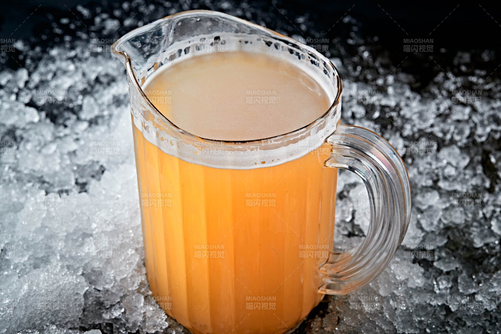 夏日里的冰镇精酿啤酒图片