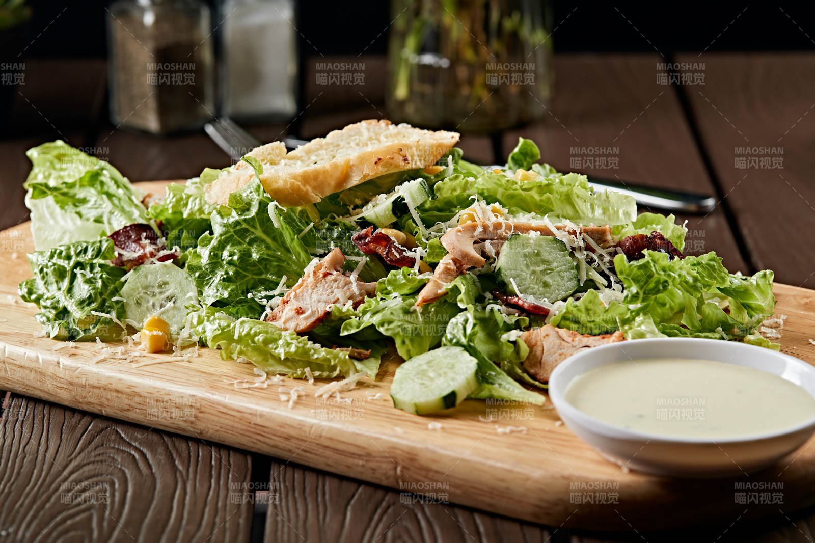 凯撒酱配生鲜蔬菜烤鸡肉沙拉图片