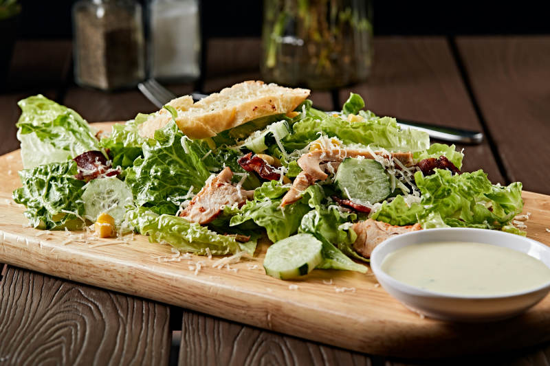 凯撒酱配生鲜蔬菜烤鸡肉沙拉图片