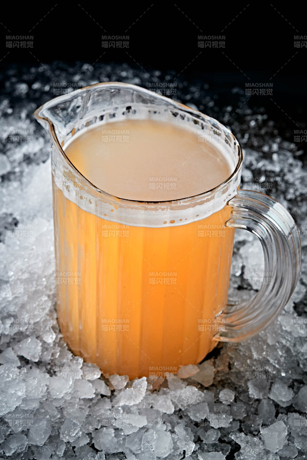夏日里的冰镇精酿啤酒图片
