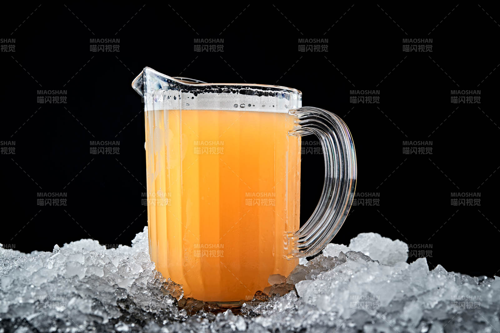 夏日里的冰镇精酿啤酒图片