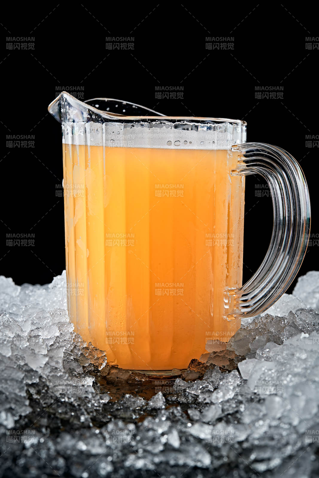 夏日里的冰镇精酿啤酒图片