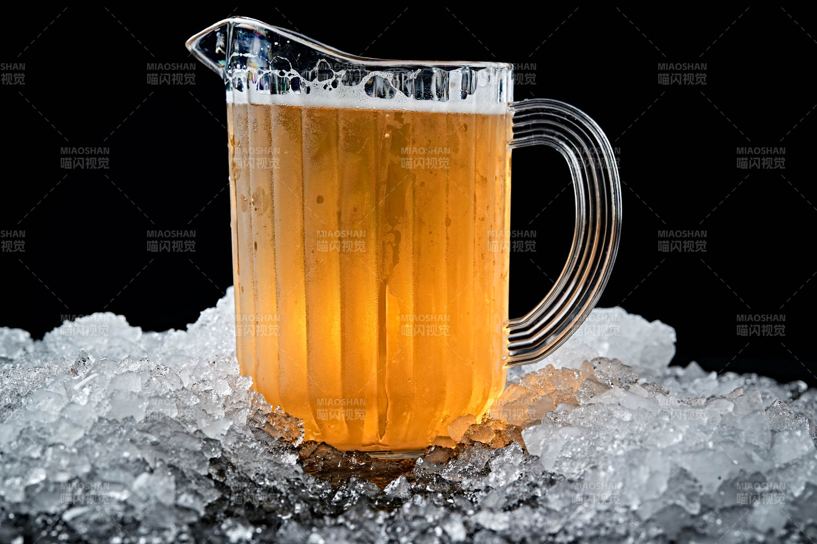 夏日里的冰镇精酿啤酒图片