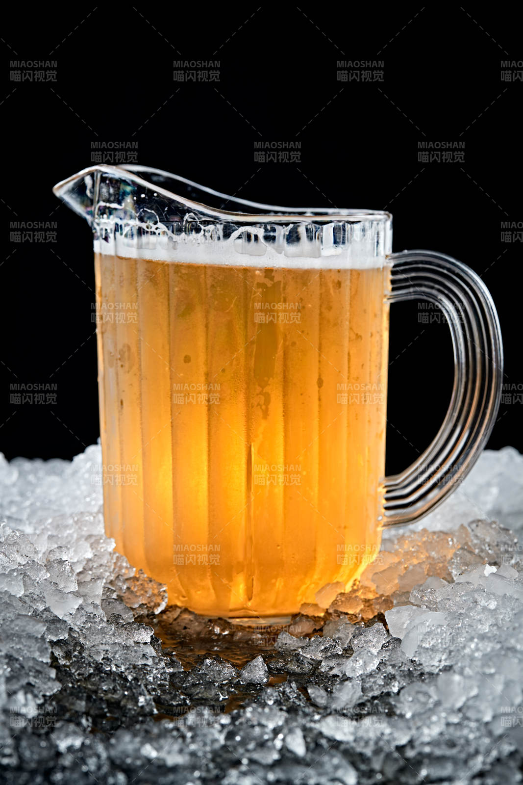 夏日里的冰镇精酿啤酒图片