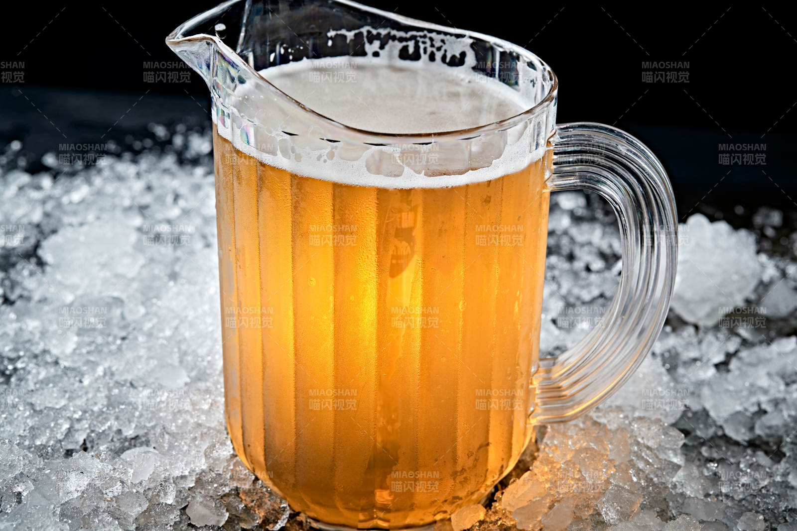 夏日里的冰镇精酿啤酒图片