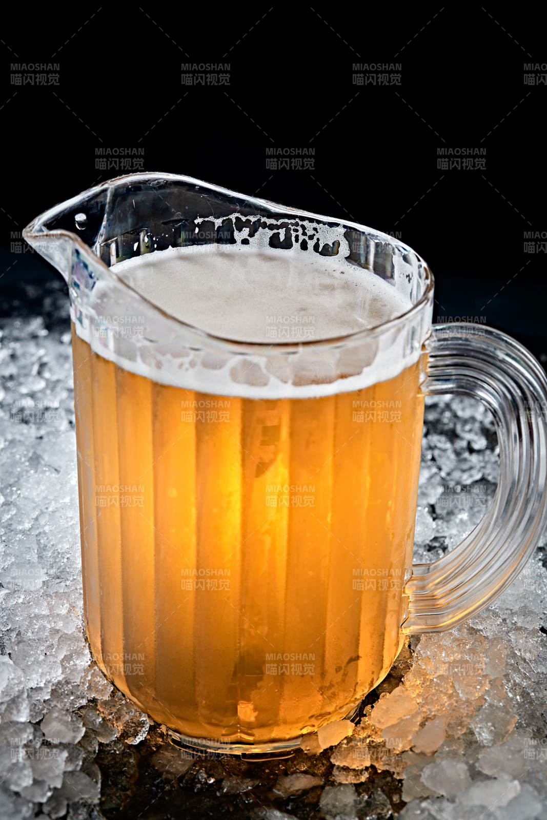 夏日里的冰镇精酿啤酒图片
