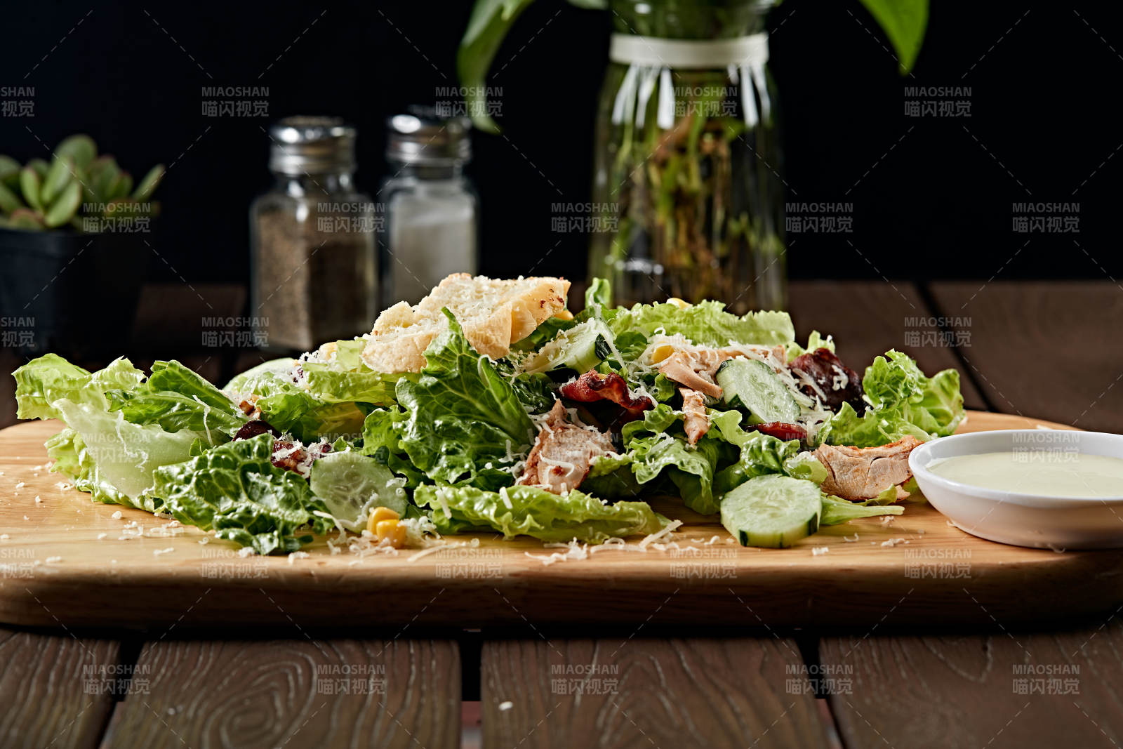 凯撒酱配生鲜蔬菜烤鸡肉沙拉图片