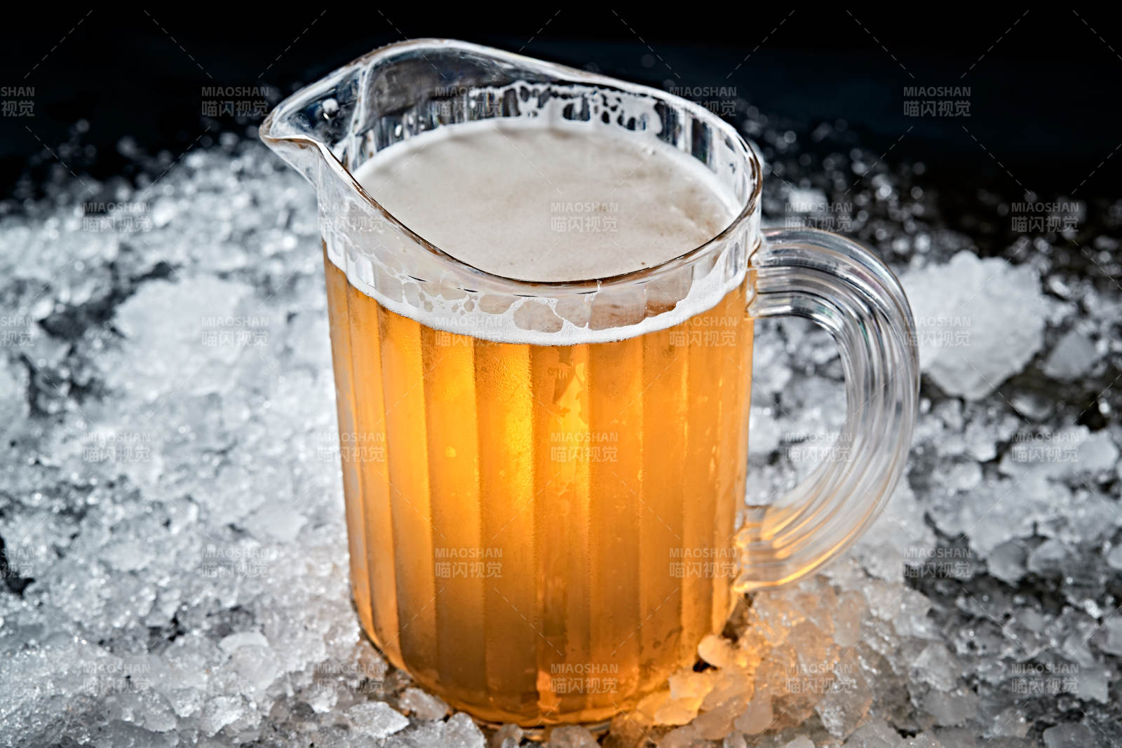 夏日里的冰镇精酿啤酒图片