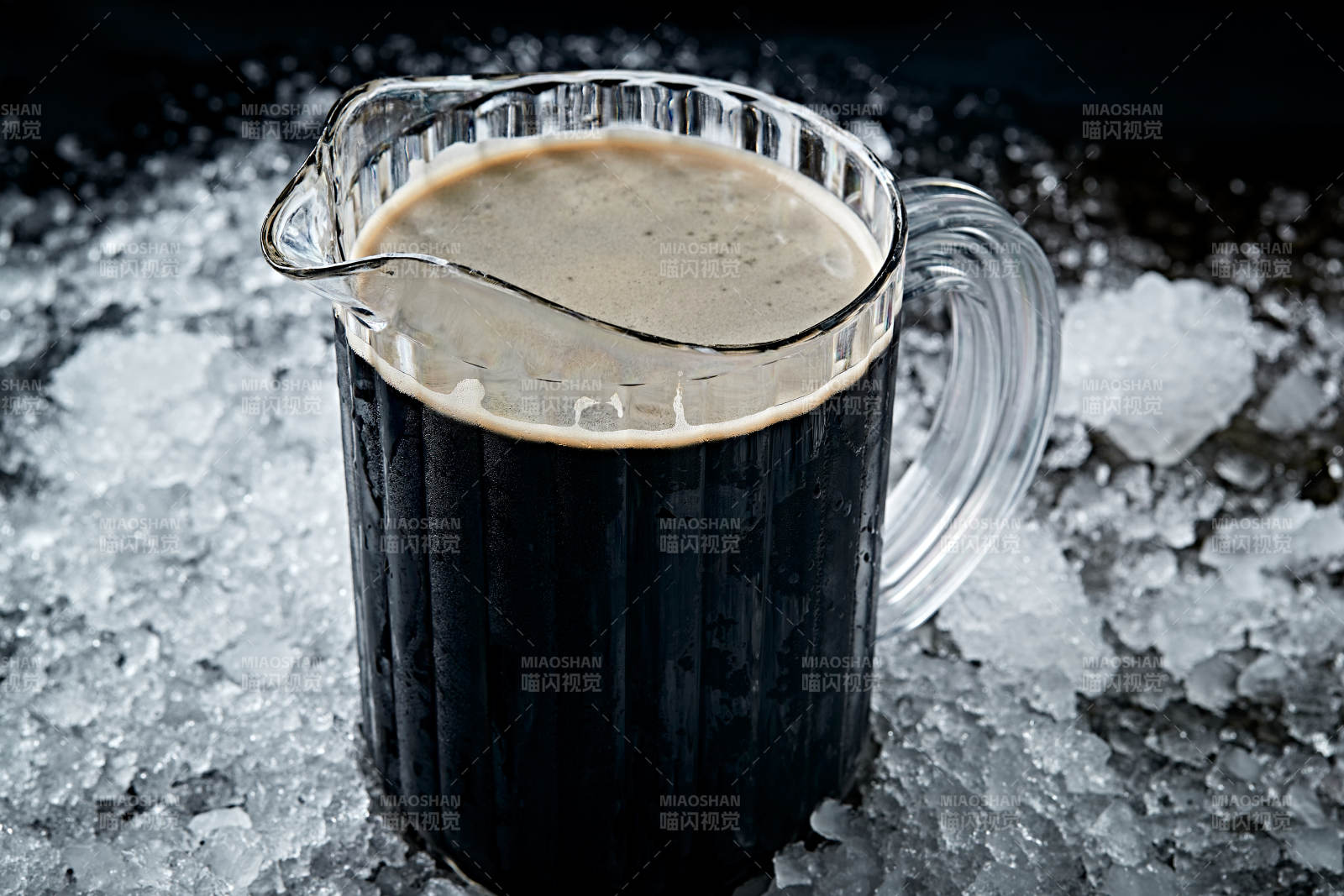 夏日里的冰镇精酿啤酒图片