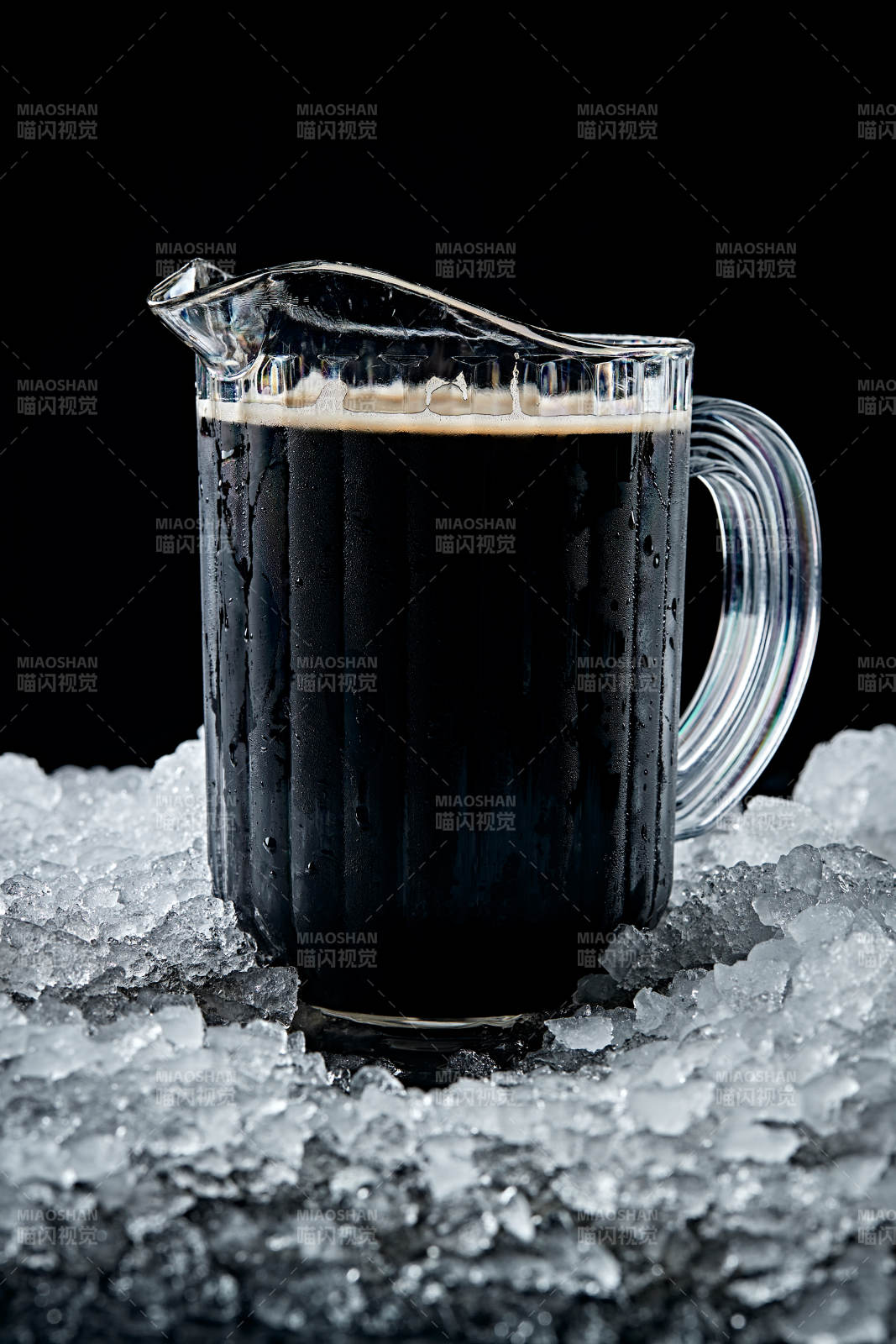 夏日里的冰镇精酿啤酒图片