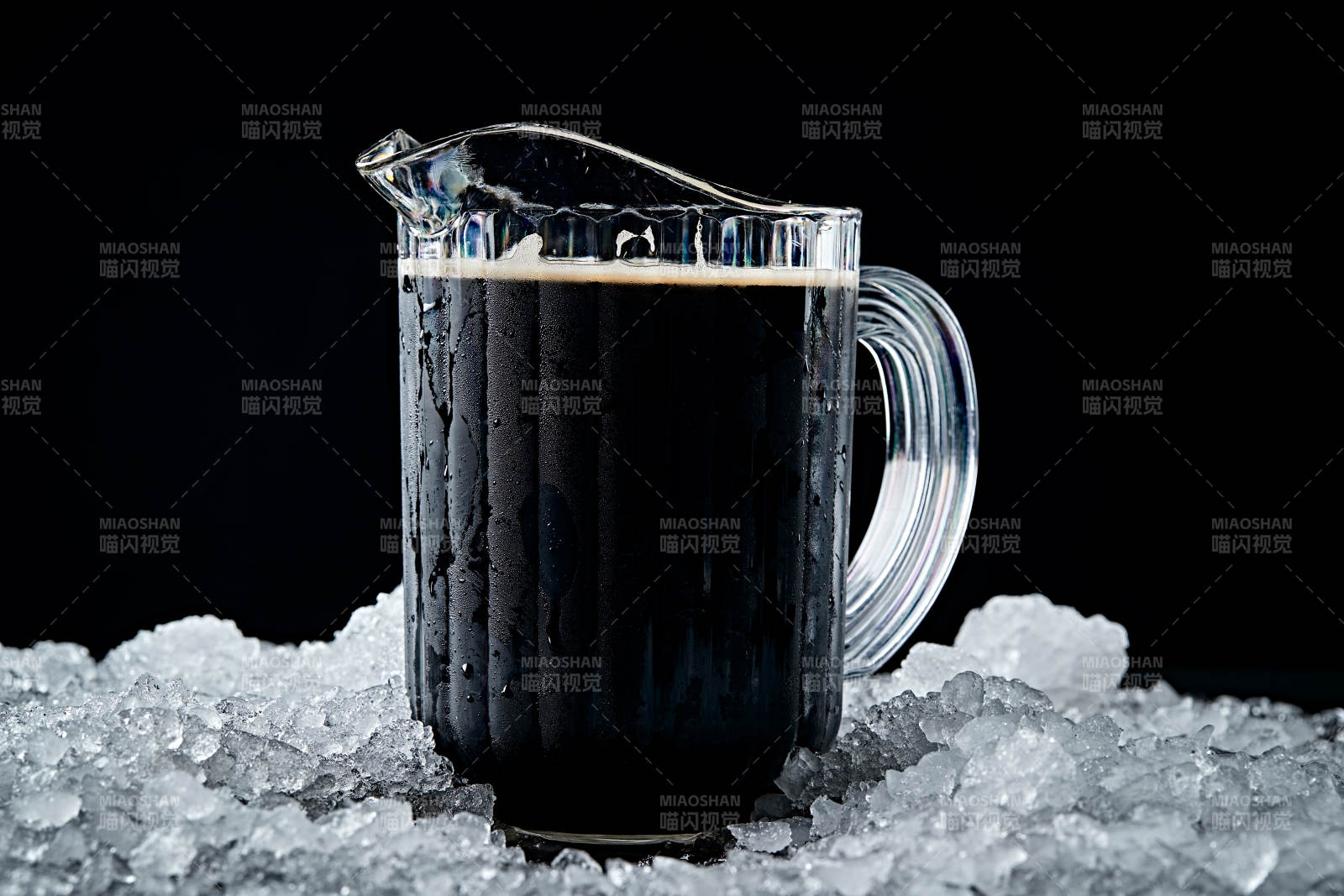 夏日里的冰镇精酿啤酒图片