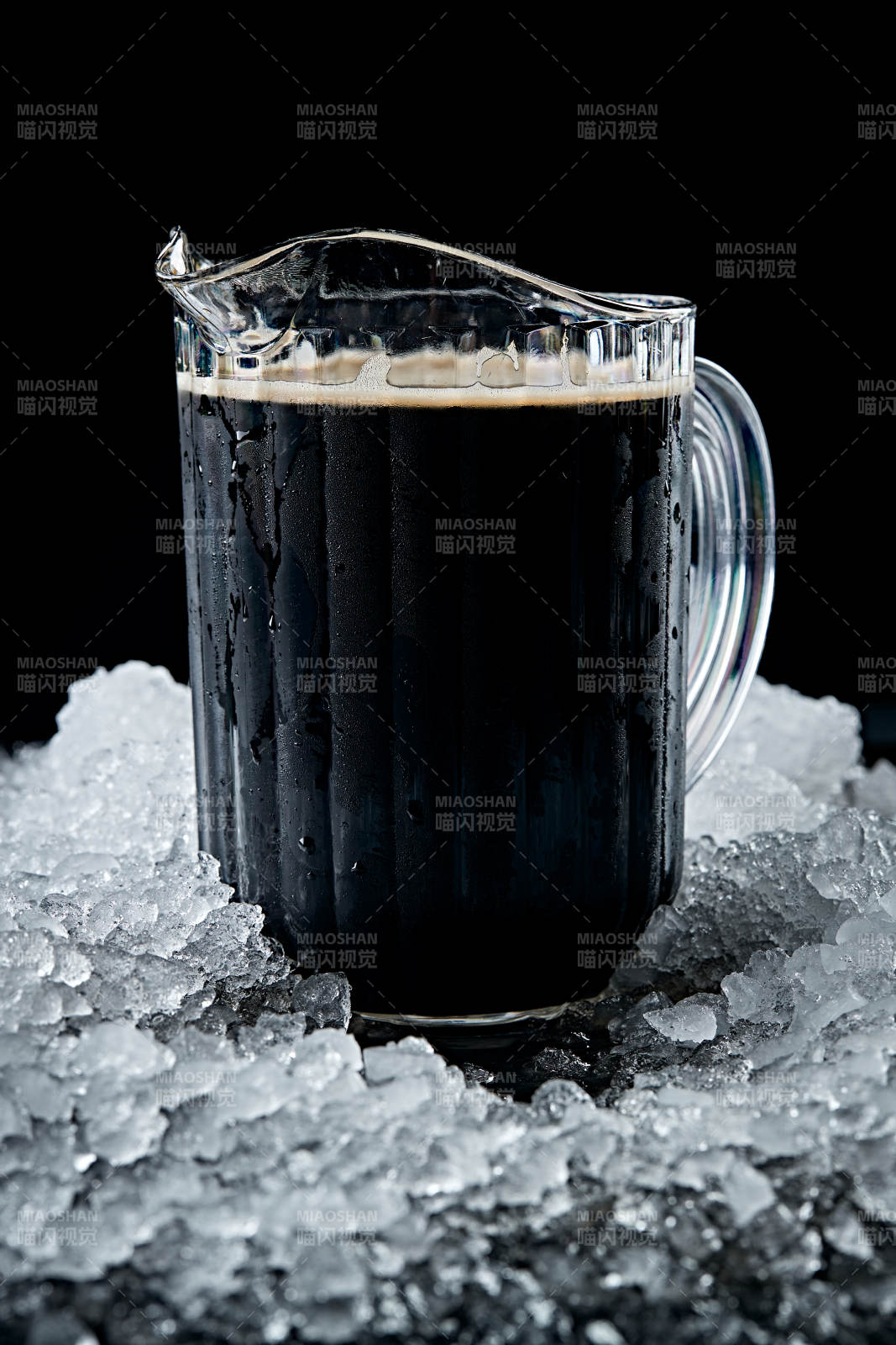 夏日里的冰镇精酿啤酒图片