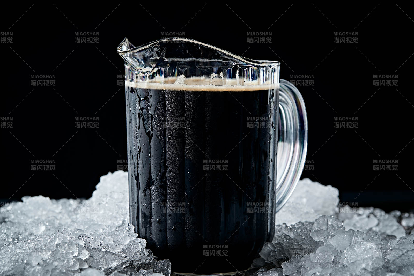 夏日里的冰镇精酿啤酒图片