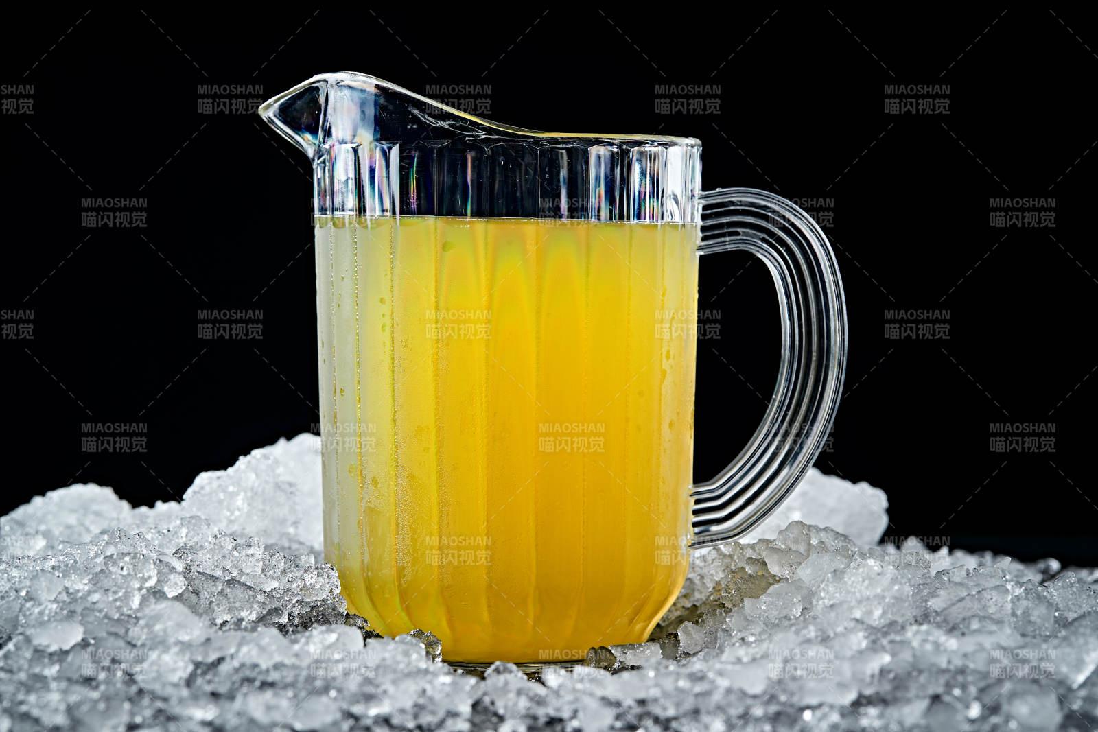 夏日里的冰镇精酿啤酒图片